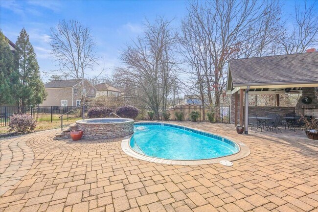 Foto del edificio - Your New Home! 3 Beds, 2.5 Baths, Hardwood Throughout, Fenced Back Yard, 3 Patios, + Community Pool!