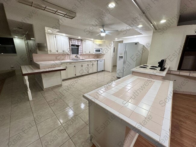 Building Photo - Spacious 3 bedroom, 2 bathroom Home. PET FRIENDLY!