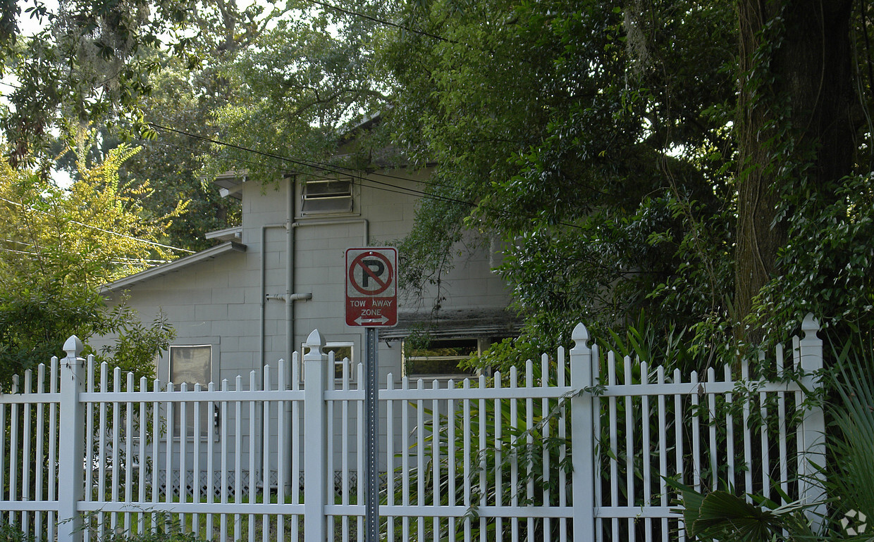 Building Photo - 823 NW 3rd Ave