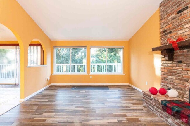 Building Photo - 7826 Emerald Dr SW