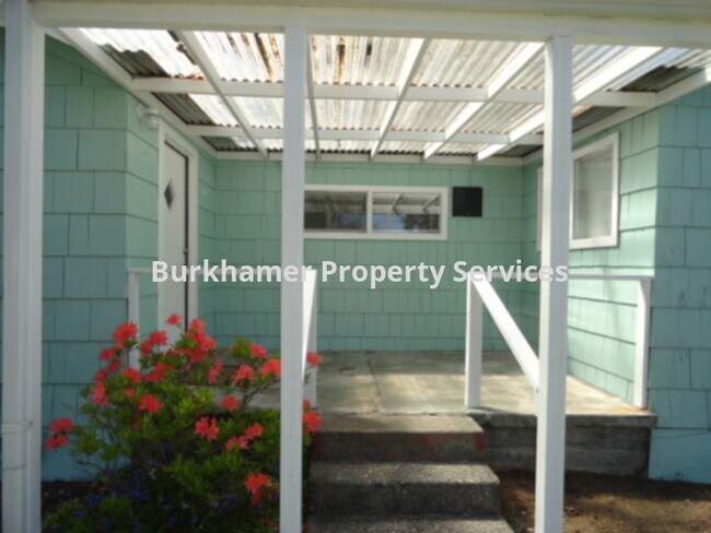 Building Photo - 305 N Broadway St