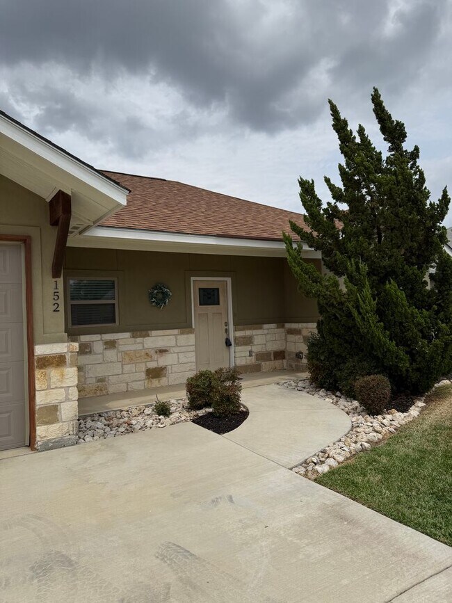 Foto del edificio - 3 bed 2 bath with Garage and fenced in back yard