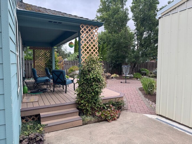 Building Photo - Large Lot Near Downtown Hillsboro