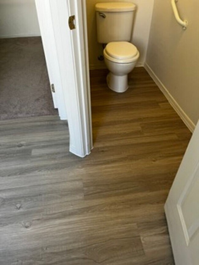 Foto del edificio - CLEAN~4 BEDROOM~FRESH PAINT~NEW FLOORING