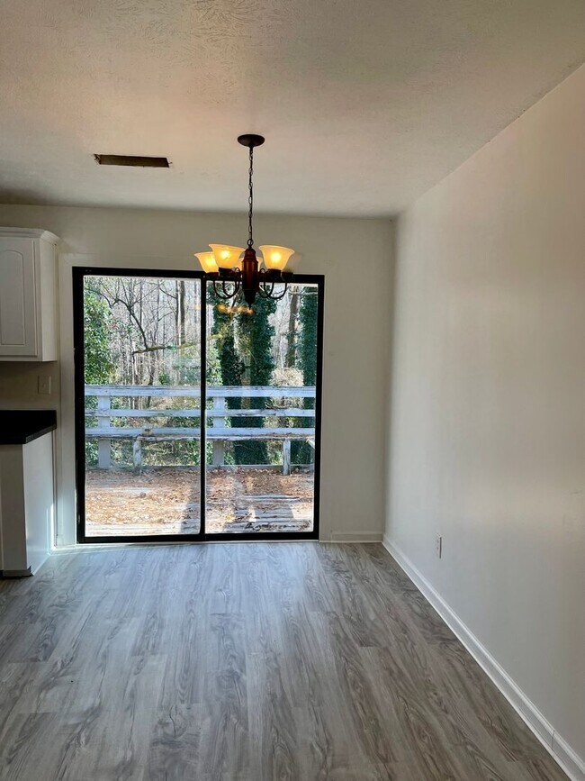 Foto del edificio - Updated 4 Bedroom Home with NO Carpet!