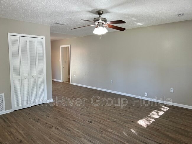 Building Photo - 402 N Finley Ave