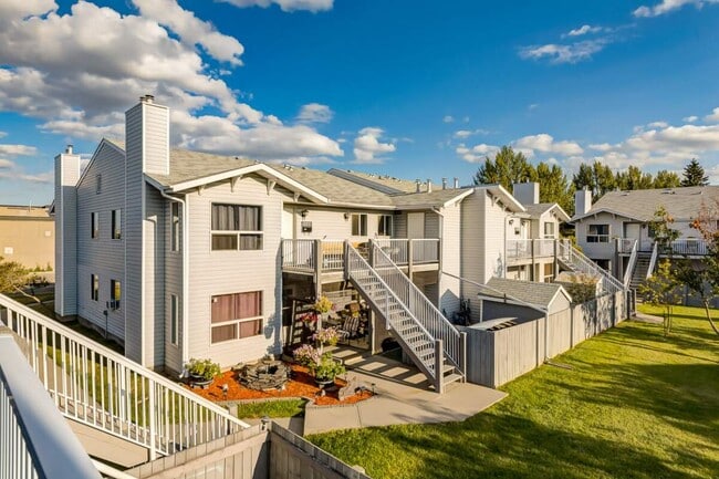 Building Photo - Huntington Court Coach Homes