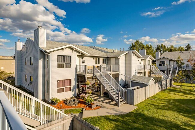 Photo du bâtiment - Huntington Court Coach Homes