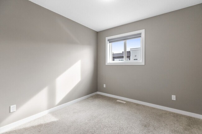 Photo du bâtiment - 1631 Hammond Cres NW