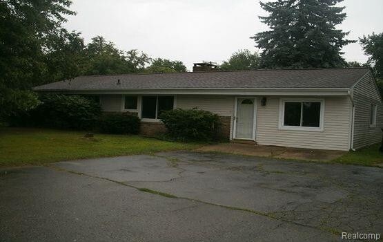 Primary Photo - 2402 N Pontiac Trail