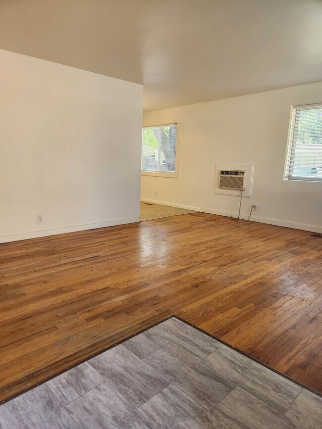 Building Photo - 2-Bedroom Duplex with Hardwood Floors and ...
