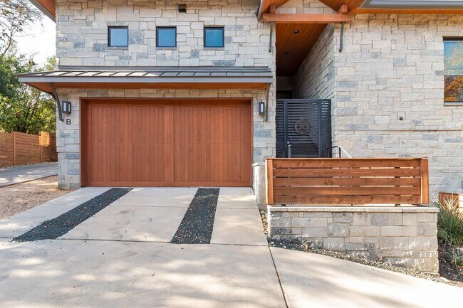 Building Photo - 901 Bouldin Ave
