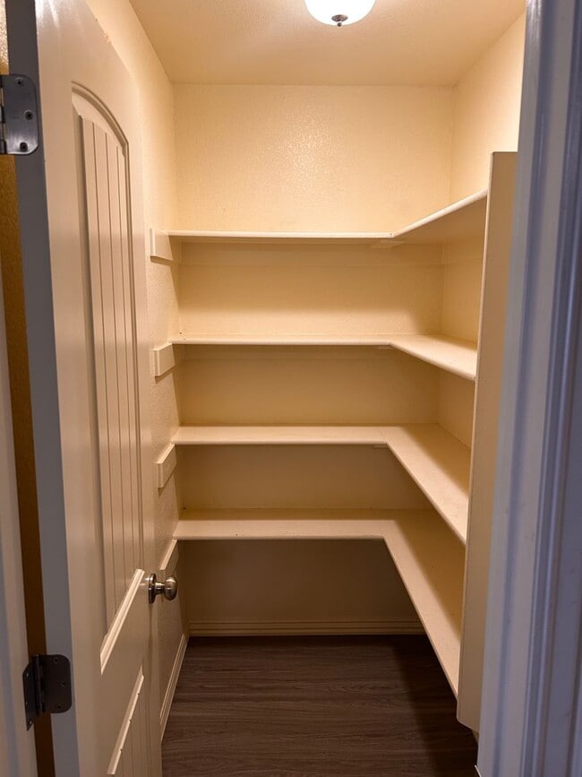 Building Photo - 4 Bedroom 4.5 Bathroom home, private parking and 2 car garage Now Pre-leasing For August 10th mov...