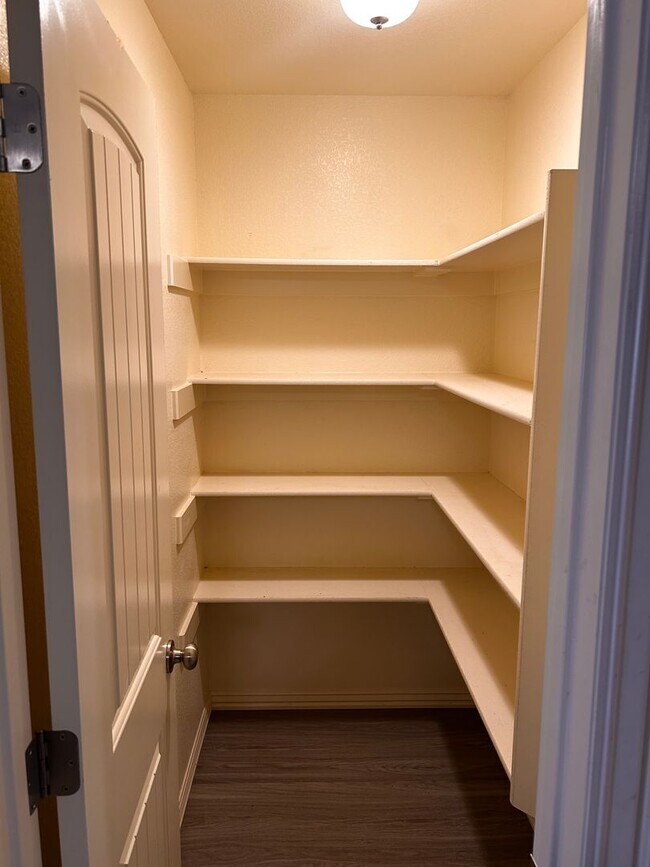 Foto del edificio - 4 Bedroom 4.5 Bathroom home, private parking and 2 car garage Now Pre-leasing For August 10th mov...