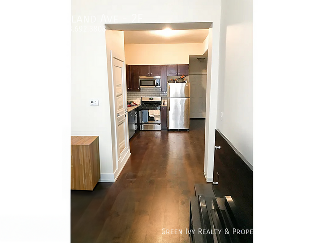 Building Photo - Sunny 2 Bed in West Town- In Unit Laundry,...