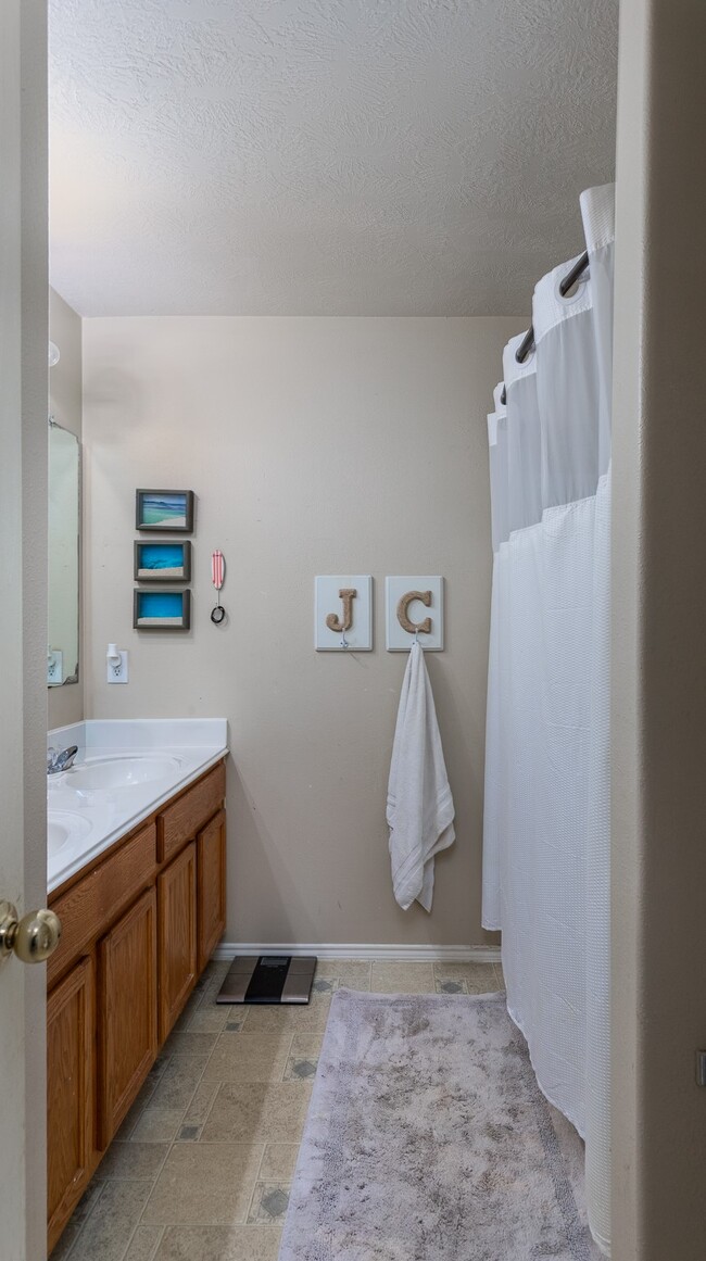 Building Photo - 24027 Kingbriar Dr
