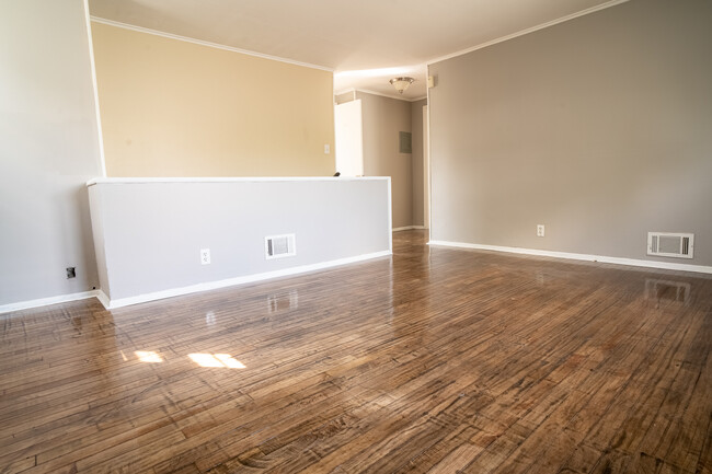 Living room/Dining Room - 112 James St