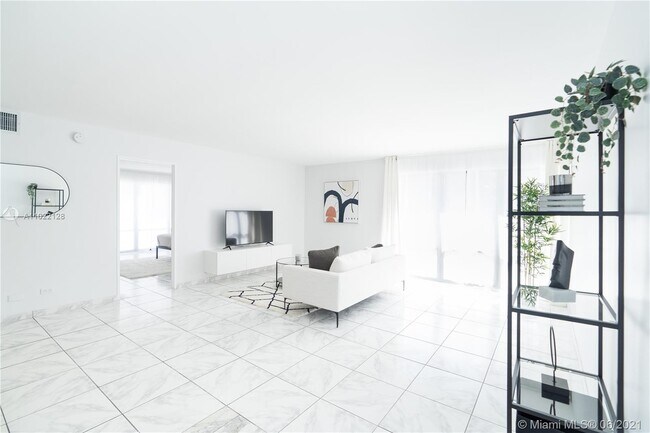 Foto del edificio - 2100 NE 33rd Ave