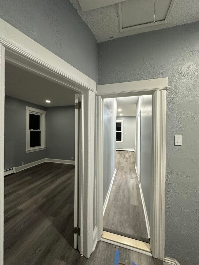 Foto del edificio - 313 Pearsall Ave