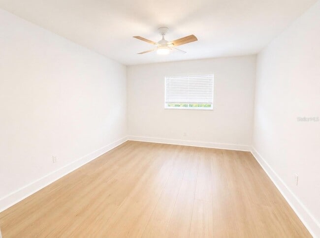 Building Photo - 200 Country Club Dr