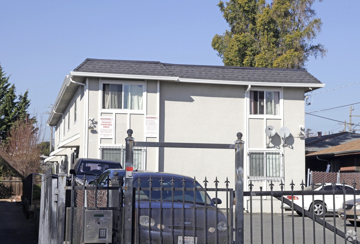Primary Photo - 3675 39th Ave