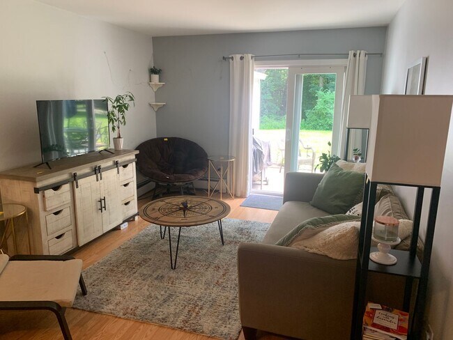 Building Photo - 3 Bedroom Townhouse in Pines Edge