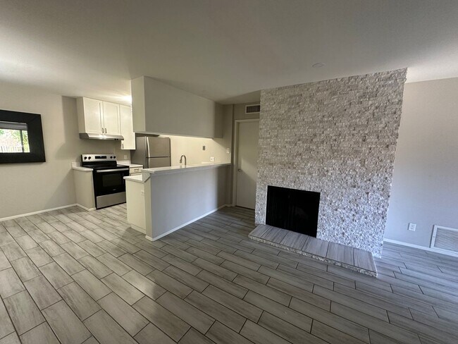 Building Photo - Charming 2 Bed 1 bath Condo