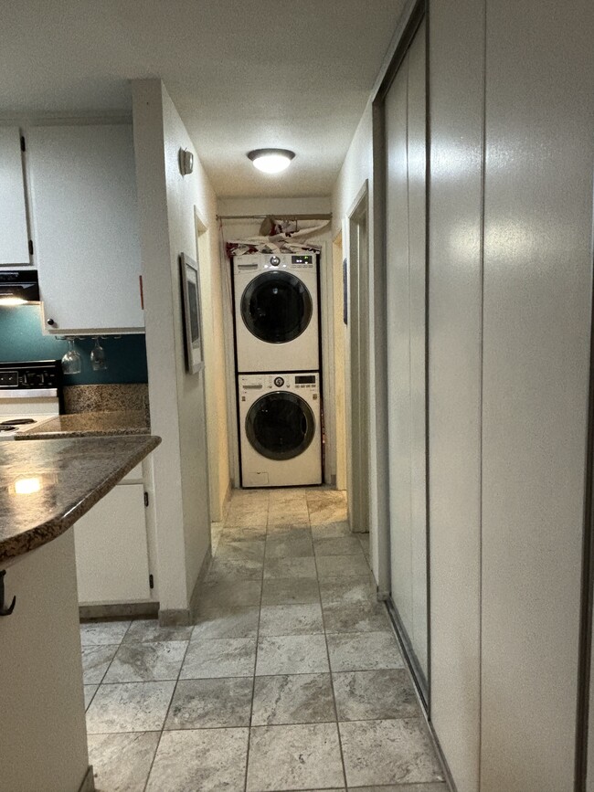 Laundry in-unit - 4900 Overland Ave