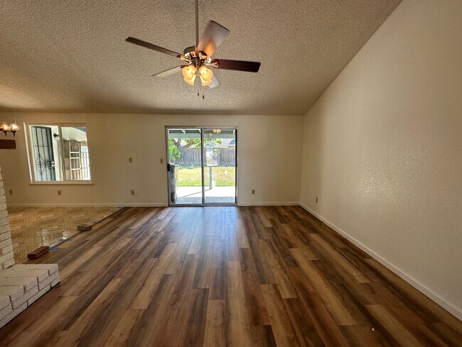 Foto del edificio - 1135 Amberwood Ln