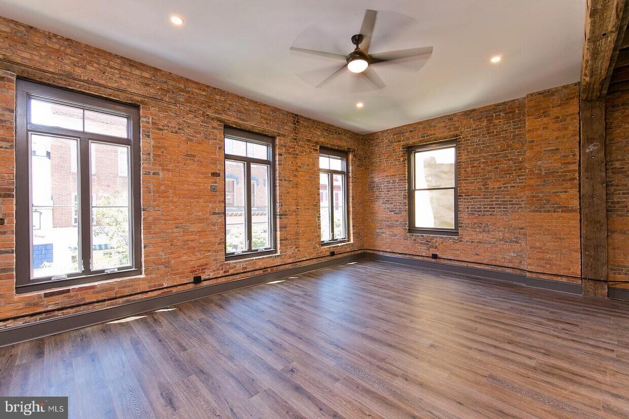 Primary Photo - 160 N Loudoun St