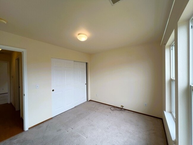 Foto del edificio - Spacious 3-bed 2-bath home with attached g...