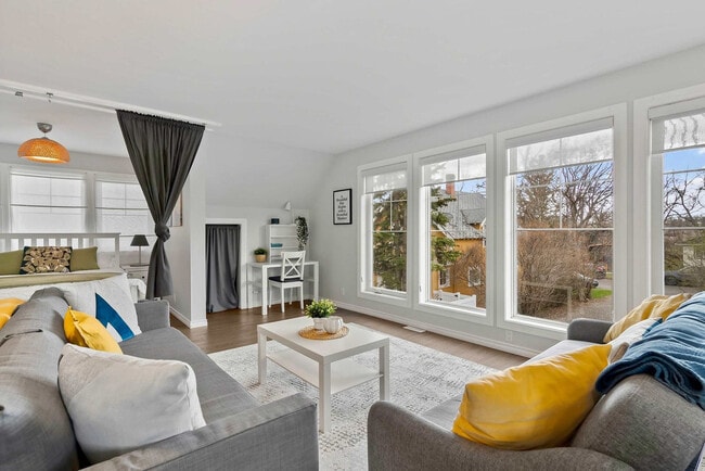 Building Photo - 74 Elma St W