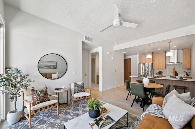 Foto del edificio - Stylish 1 Bed, 1 Bath Main-Level Condo in ...
