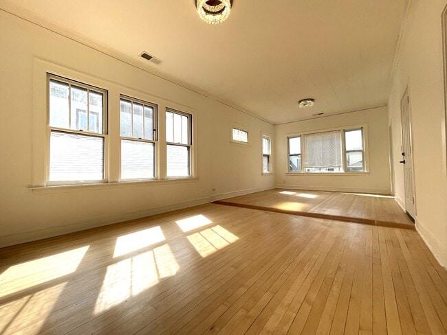 living / dining combo - 1321-2 East Ave