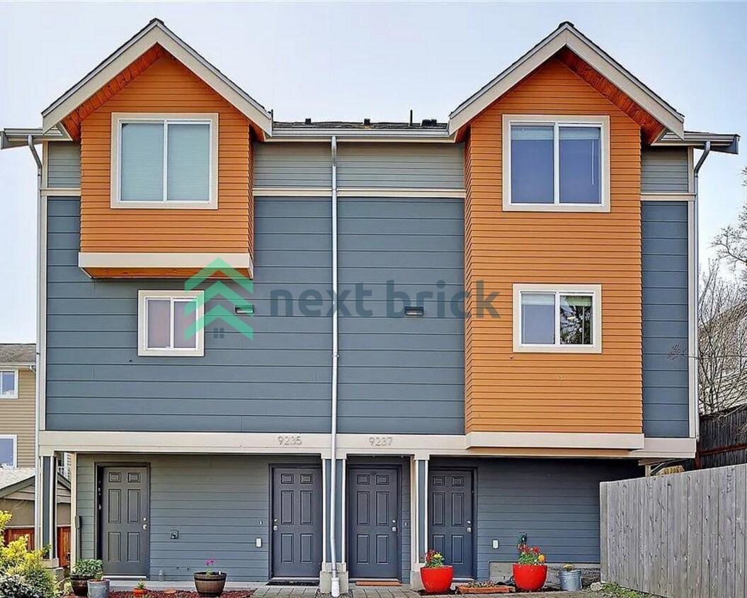 Foto principal - Welcome to this charming 3-bedroom, 2-bath...