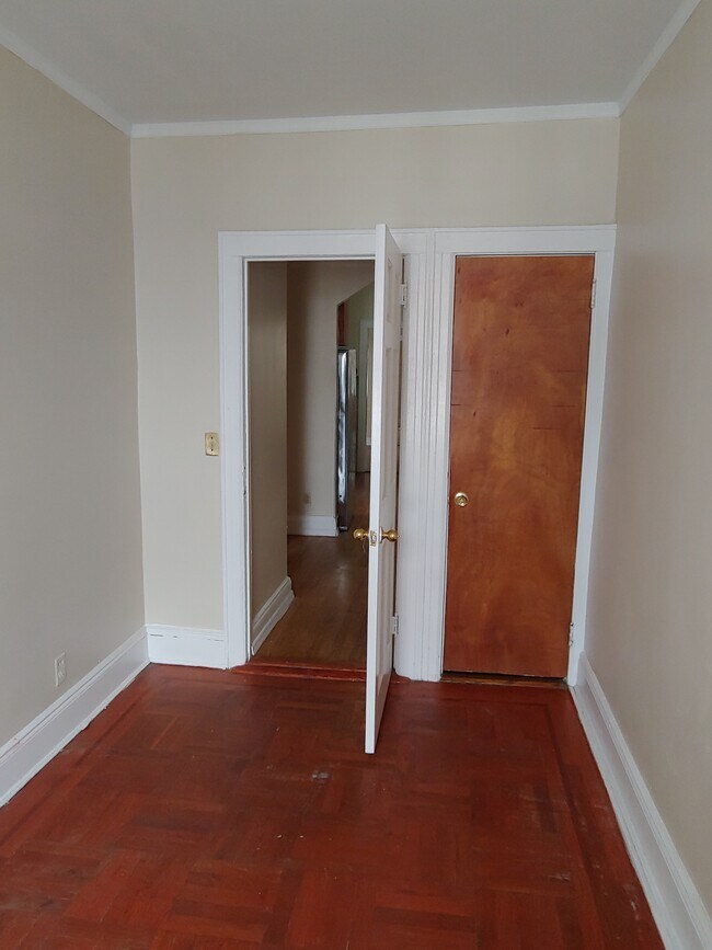 Bedroom, 7' x 13' - 942 E 38th St