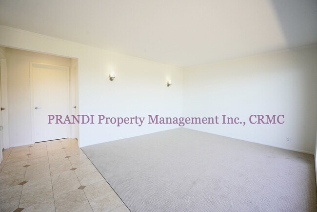 Building Photo - Sweeping Views from this Top Floor Duplex,...