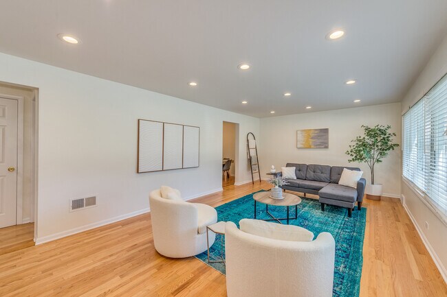 Foto del edificio - 8104 Prospect St