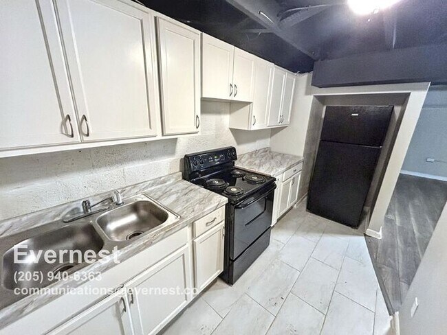 Building Photo - 3 Bed, 2 Bath Home with Fenced Yard / Pet-Friendly / Vouchers Accepted / Available Now!