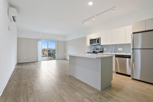 Interior Photo - Trinity St 906