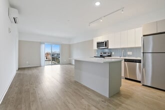 Interior Photo - Trinity St 906