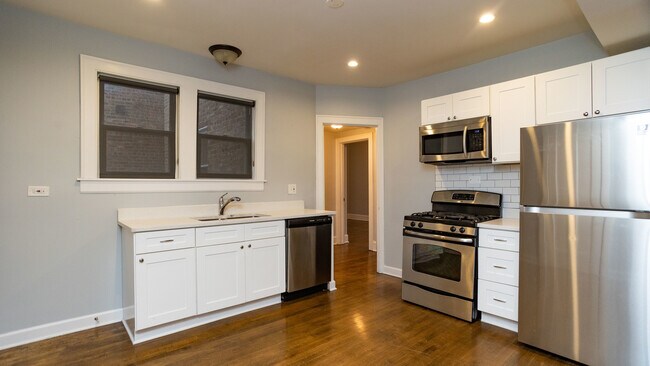 Foto del edificio - 3318 N Leclaire Ave