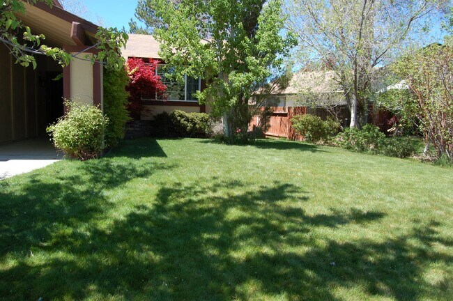Building Photo - Beautiful 4 Bedroom, 3 Bath, 2 Car Garage ...