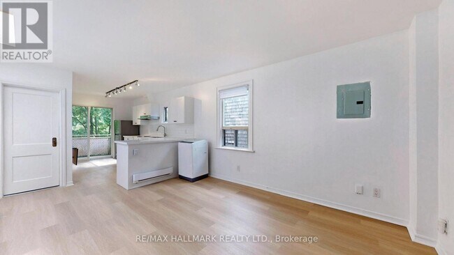 Photo du bâtiment - 215 Kingston Rd