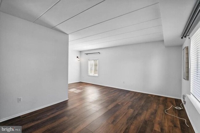 Building Photo - 113 Village Walk