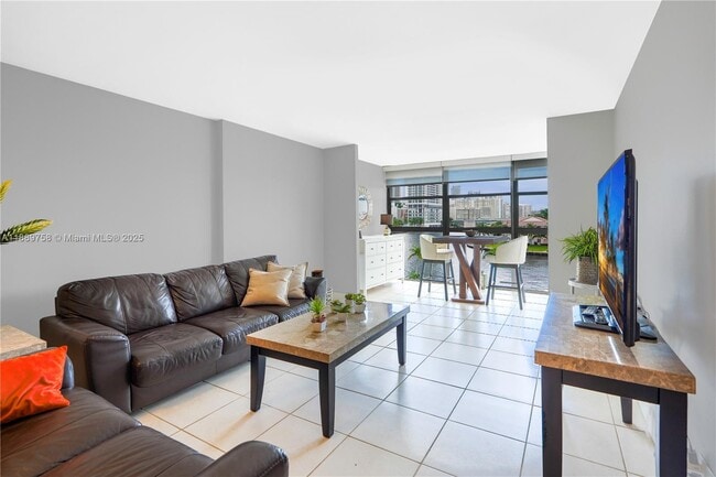 Building Photo - 200 Leslie Dr