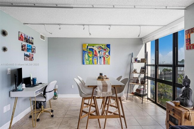 Foto del edificio - 600 NE 36th St