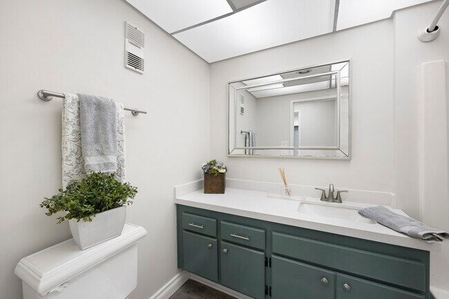 Building Photo - 2601 E Ocean Blvd