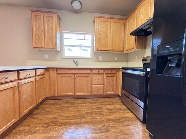 Foto del edificio - Remodeled Two Bedroom Quadplex Unit