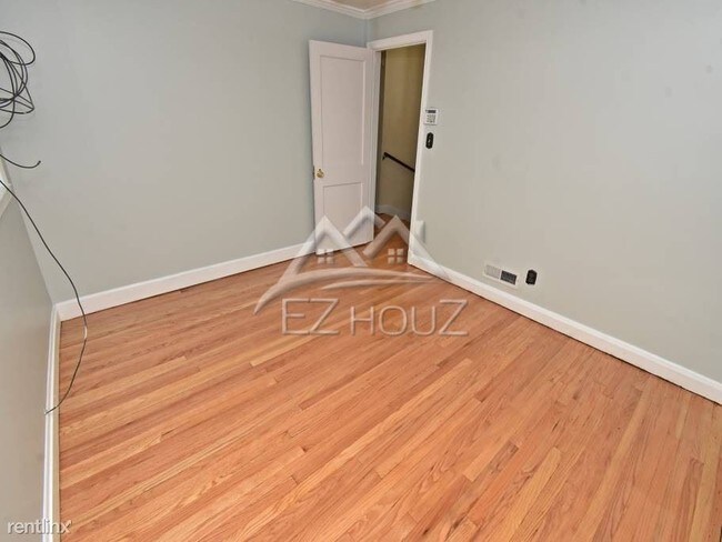Foto del edificio - 3 br, 1.5 bath Apartment - 1549 Clairidge Rd